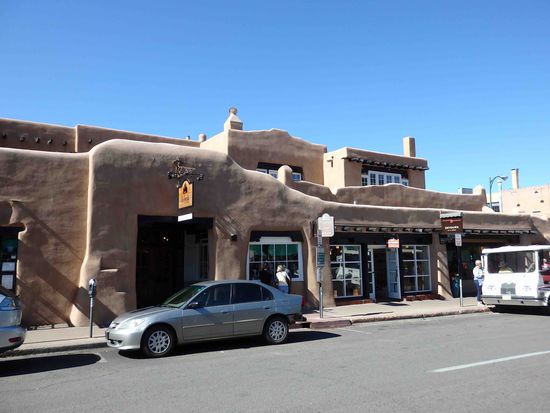 Die Häuser sind alle im selben Adobe-Stil erbaut