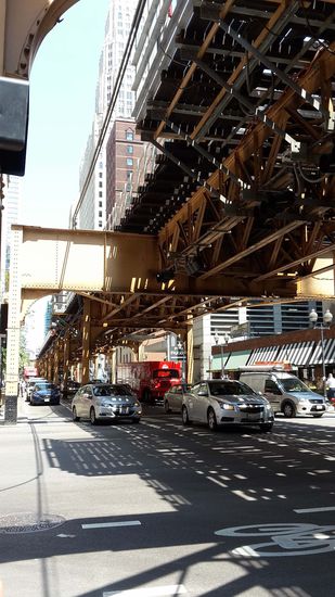 Hochbahn von unten - alt und sehr laut