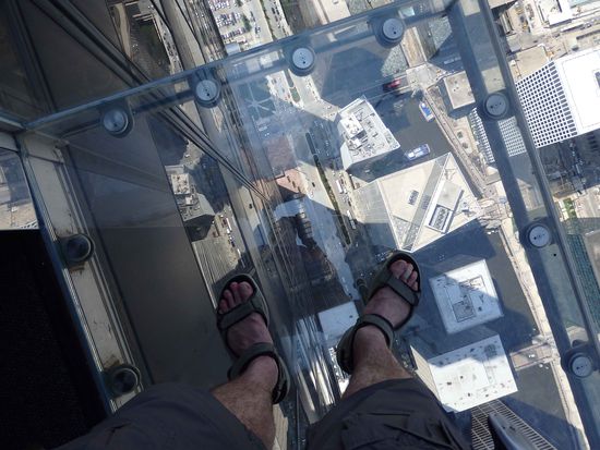 Roland auf dem Glasbalkon - Blick in die Tiefe