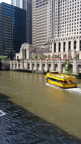 Wassertaxi auf dem Chicago River