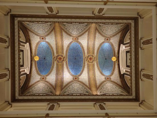 Eine riesige Decke aus Tiffanyglas Mosaik in acht Stockwerken Höhe