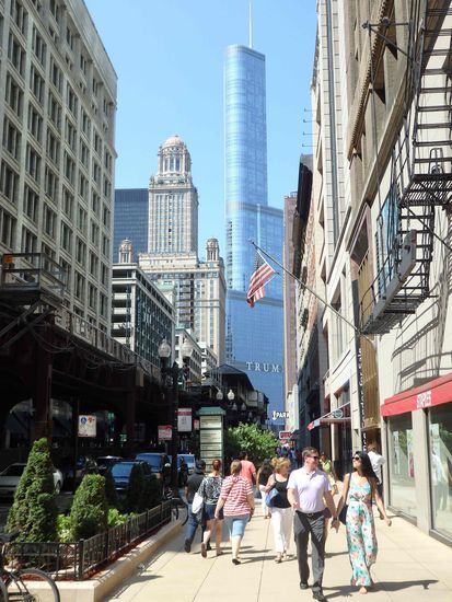 Trumptower in leuchtendem Blau