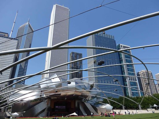 Der riesige Pavillon - hinter dem weißen Segel sitzt ein komplettes Orchester