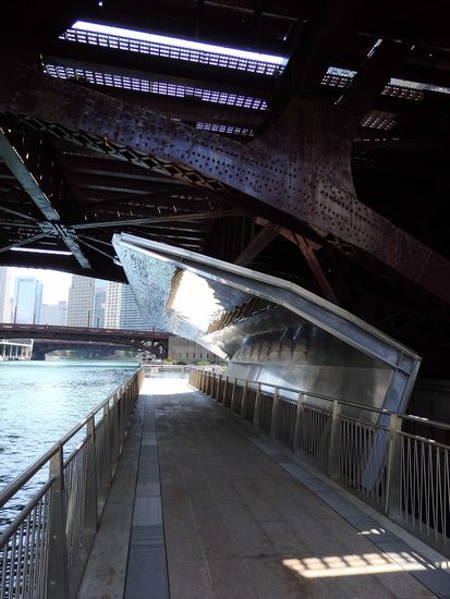 Von unten verspiegelte Brücke