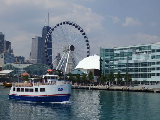 Kirmes und Ausflugsboot der Laketour