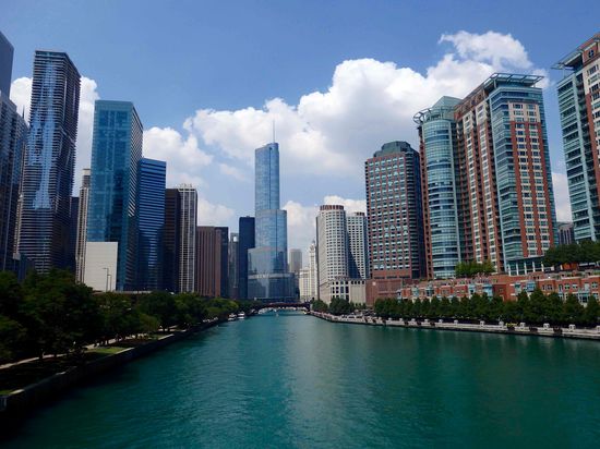 Auf der linken Seite verläuft der Riverwalk