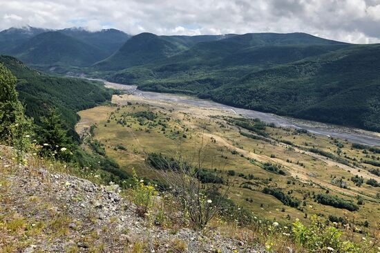 Die Ausläufer der Geröll- und Lavamassen sind deutlich zu erkennen. Das helle Band ist kein Fluss.