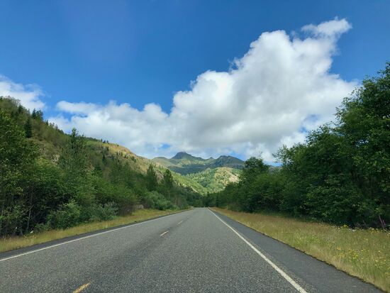 Defekte Straße, teilweise sogar dreispurig