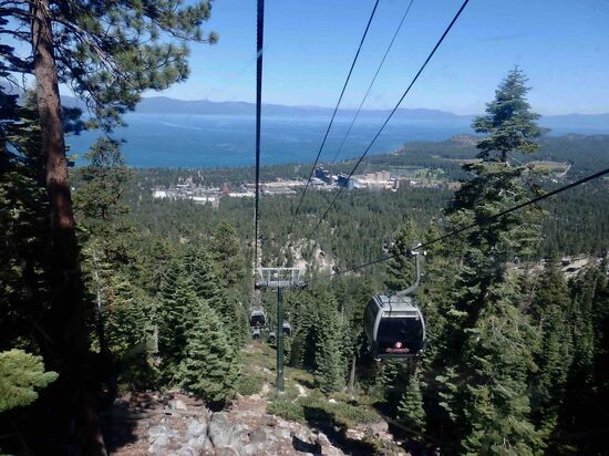 Per Einseilumlaufbahn ging es auf den Berg - im Winter ein wundervolles, beliebtes Skigebiet.