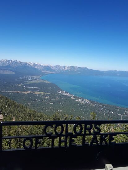 Die Farben des Wassers ändern sich im Laufe des Jahres immer mehr ins Blaue.