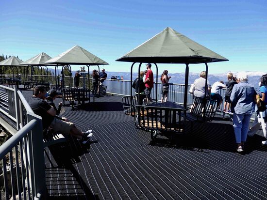 Observation  Deck - man kann weit um eine Bergkuppe herumgehen.