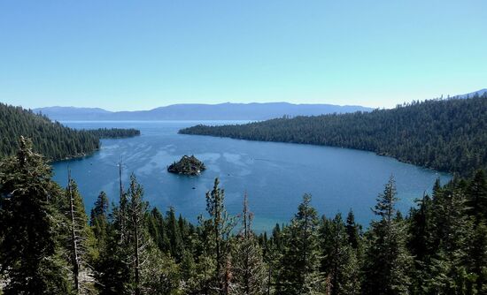 Emerald Bay mit der einzigen Insel des Lake Tahoe
