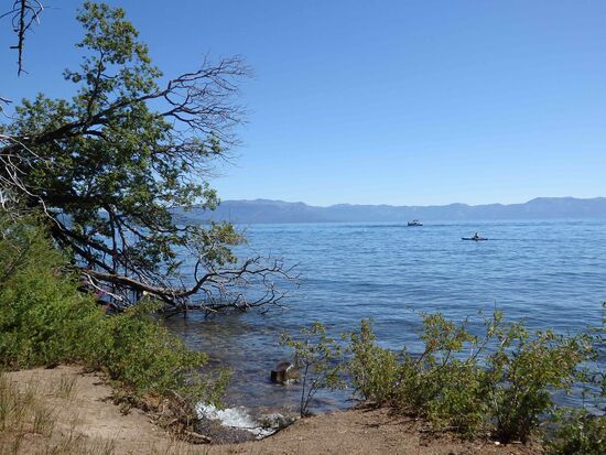 Hier haben wir mal ein Plätzchen am Ufer entdeckt. Das Wasser ist unheimlich klar, aber auch relativ kalt.