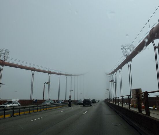 Es sieht schon unheimlich aus, wie die Fahrzeuge im Nichts verschwinden.