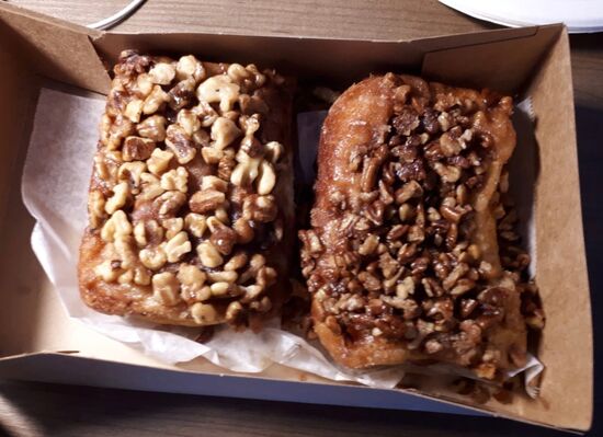 Cinemon Bon aus Pismo. Die Bäckerei hat fast schon "Weltruhm" für dieses Gebäck. Unbeschreiblich lecker mit Pekannüssen.
