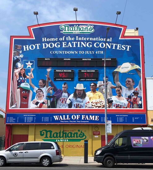 Hot dog (Fr-)ess Wettbewerb - die Menge an Hot Dogs erschreckte uns und ekelte uns auch irgendwie an 