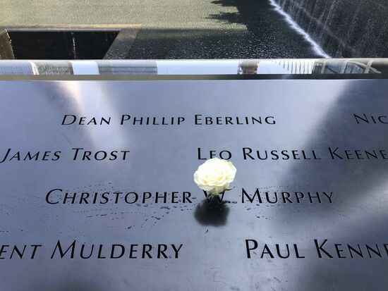 An der Stelle wo vormals die Türme standen sind nun zwei Wasserbecken, auf deren Rand die Namen der Toten stehen. Jeweils am Geburtstag eines Toten wird eine weiße Rose neben den Namen gesteckt. Das erzeugte zum ersten Mal Gänsehaut.