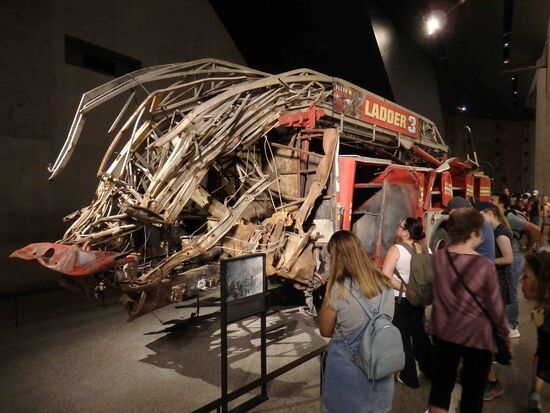 Ein im hinteren Teil völlig zerstörtes Feuerwehrauto. Einige Männer der Besatzung sind beim Einsatz umgekommen.