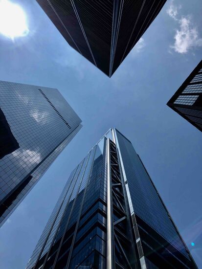 Wolkenkratzer und blauer Himmel - - perfekt