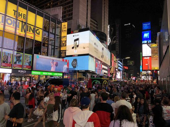 Menschenmassen abends um 22 Uhr.