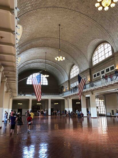 In diesem Saal wurden die Warteschlangen gebildet - teilweise waren
5 000 Menschen gleichzeitig im Raum.