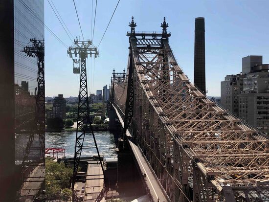 Es geht los - wir schweben zwischen den Hochhäusern hinaus Richtung East River