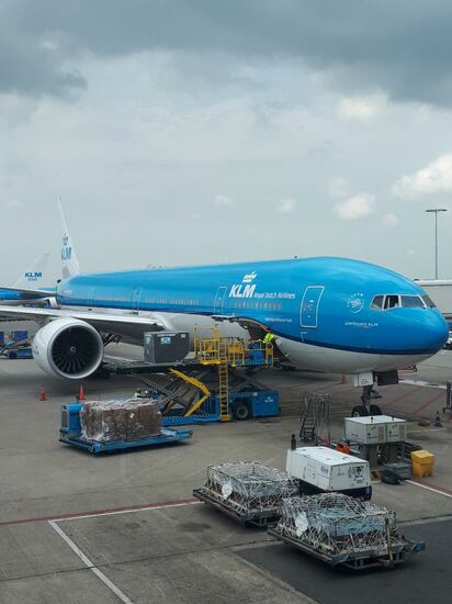 Mit dieser Maschine machten wir uns auf den langen Flug