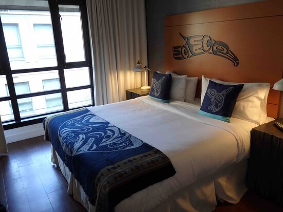 Unser Zimmer - in diesem Hotel sieht jedes Zimmer anders aus und ist indianisch gestaltet. Auch die Künstler der Galerie leben hier im Haus.