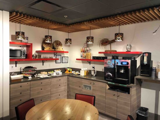 Cornflakes, Kuchen und etwas zähe Pancakes - dafür aber frisch gemahlenen, leckeren Kaffee zum Frühstück.