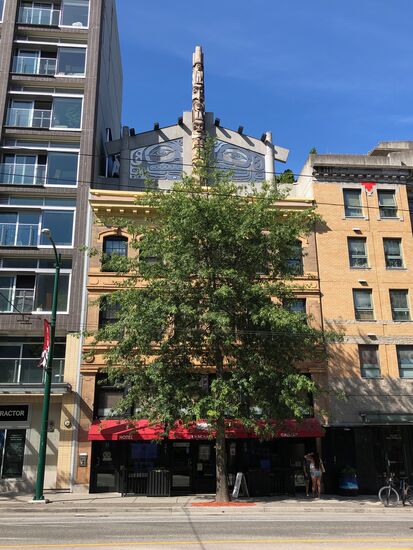 Das etwas andere Hotel - ganz oben gibt es einen Totempfahl.