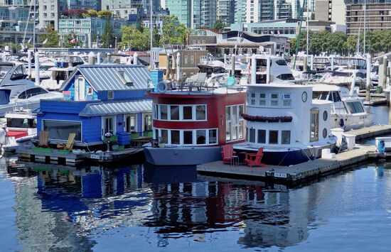 Niedliche Hausboote mit Balkon und Blumenkästen
