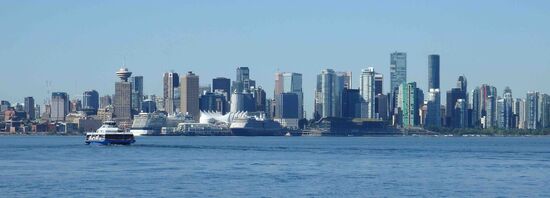 Blick zurück auf die Waterfront und Downtown Vancouver mit dem Kreuzfahrtterminal.