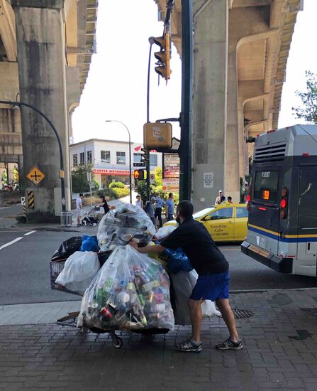 Das Sammeln hat sich für diesen Herrn heute gelohnt.