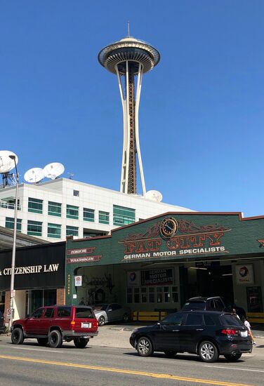 Spaceneedle und im Vordergrund ein Spezialost für deutsche Autos