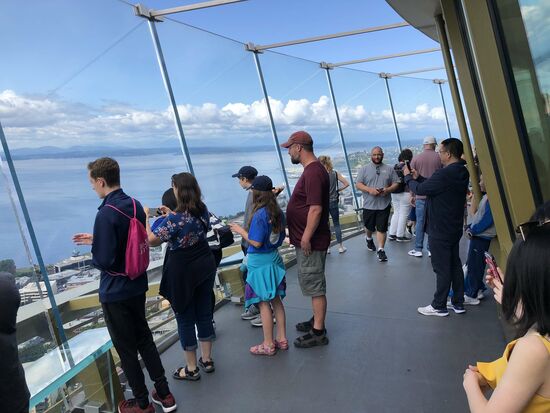 Dicke, schräggestellte Panzerglasscheiben gaben den tollen Ausblick frei - ich hielt mich lieber am anderen Rand auf......