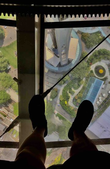 Roland auf dem langsam rotierenden Glasboden in fast 200 m Höhe