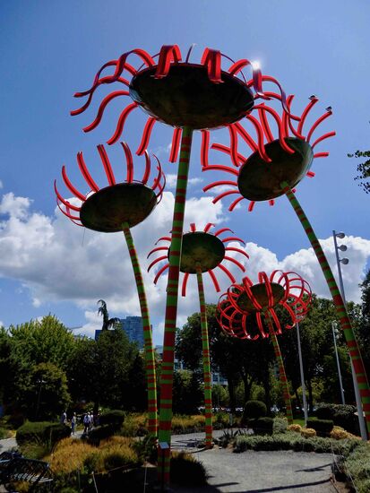Sonic Bloom - riesige "Blumen" die sich mit Solarenergie auftanken und in den Abendstunden tanzen und singen