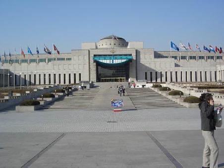 Haupteingang vom "War Memorial"