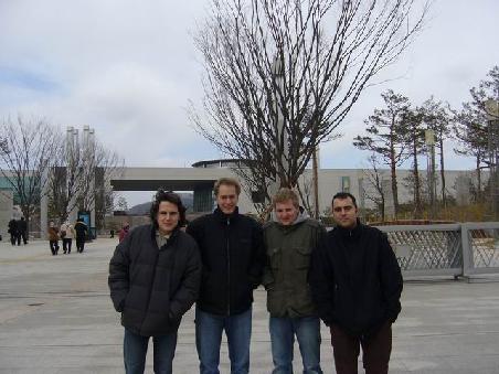 von links nach rechts: Jürgen aus Trier, Jörg aus Taunusstein, Tino aus Bischofsheim, Josep aus Barcelona, im Hintergrund das Museum