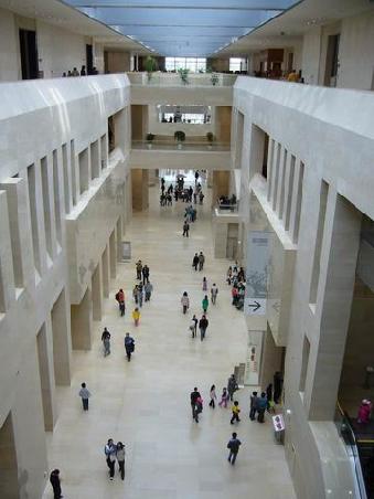 das Museum von innen, die Ausstellungsräume befinden sich hinter den Arkaden