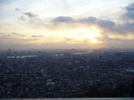 Aussicht vom Namsan Tower bei Sonnenuntergang, im Hintergrund der Han-gang (Han-Fluss)