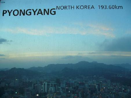 Aussicht von der obersten Aussichtsplattform im Turm, mit dem Hinweis auf die Nähe zur Hauptstadt Nordkoreas...