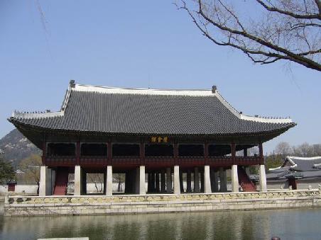 der Gyeonghoeru Pavillon mit seinem Lotusteich