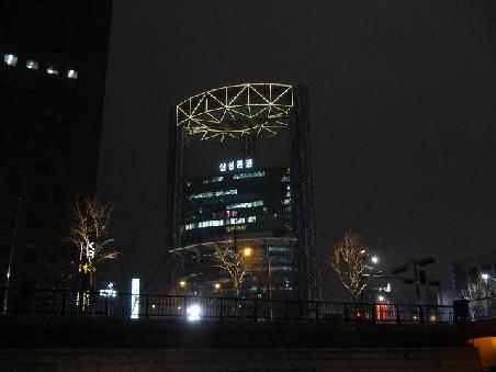vorbei am Jongno Tower, mit seinem wie eine Krone über dem Gebäude schwebenden hell beleuchteten Luxusrestaurant im obersten Stockwerk...