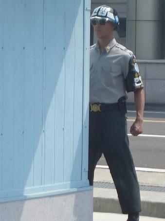 Südkoreanischer Soldat der die offene Grenzlinie 2m vor seinen Augen bewacht.. Natürlich unbewaffnet!?