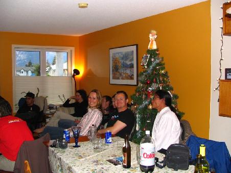 Simone, ihr Freund Rob und Eddie.
Ja, der Weihnachtsbaum steht das ganze Jahr über.
Nein, das ist auch für Canada nicht normal.