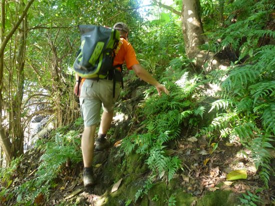 Trekking auf schmalen Pfaden in Richtung Gipfel auf der Insel Manado Tua.