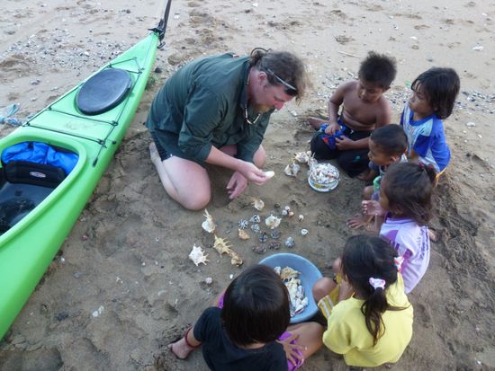 Zusammen mit den Kindern bestimmen wir Schnecken und Muscheln auf der Insel Siladen.