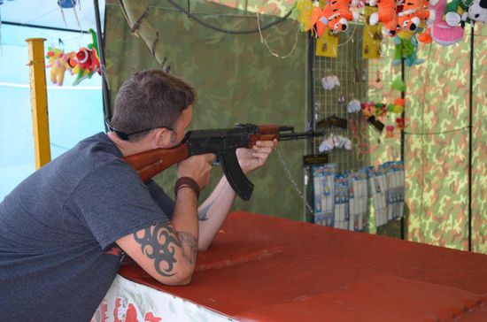Überall Schießbuden, aber kein normales Luftgewehr. Muss schon ne Kalashnikov sein.... Mal wieder ein bischen drüber....