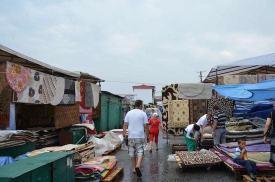Auf dem 7km Markt vor den Toren Odessas. Ein Mann fuhr mit dem Auto voraus und zeigte uns den Weg! Seine letzten Worte waren: "Be careful, many guns, no cops, good Luck!"